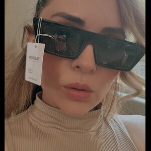 Black Fashion Sunglasses. (Final Price) $8